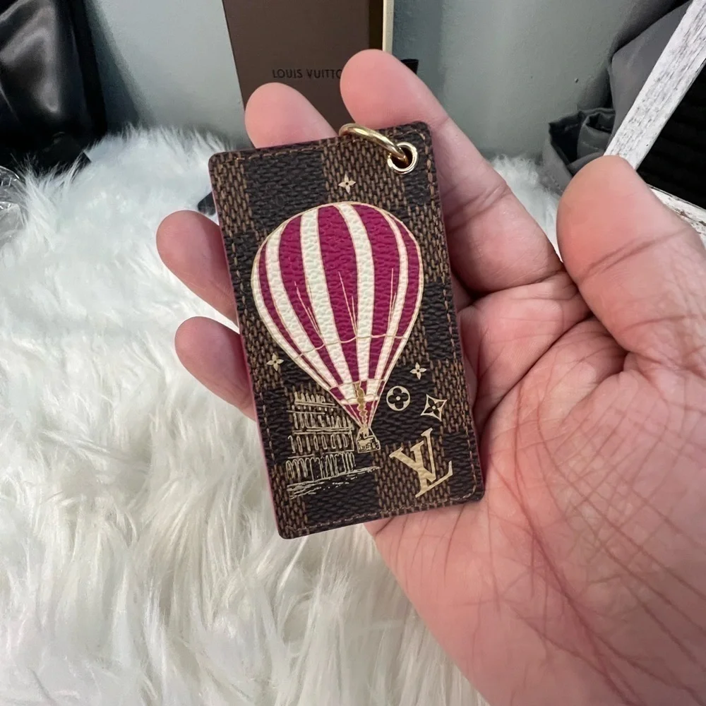 𝅺LOUIS vuitton Brown Illustre Air Balloon DE charm intial EC